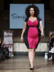 a-londres-les-femmes-rondes-sont-a-l-honneur-a-la-fashion-week-defile-0113133